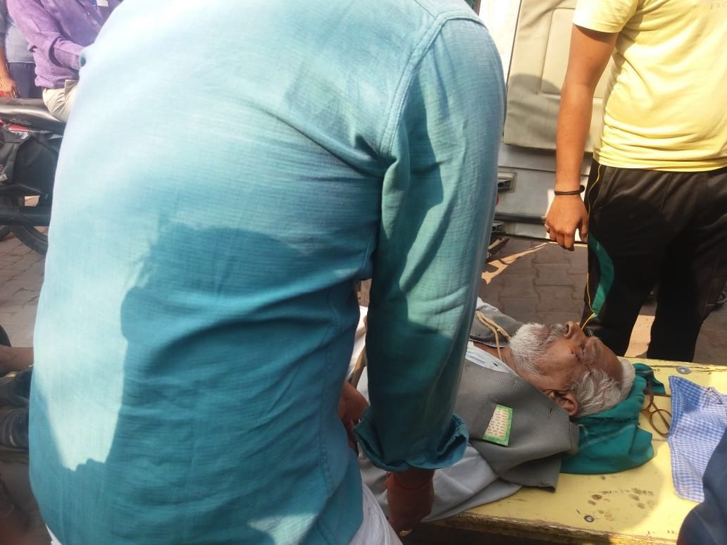 The bull hit the middle aged who came to buy vegetables, injured