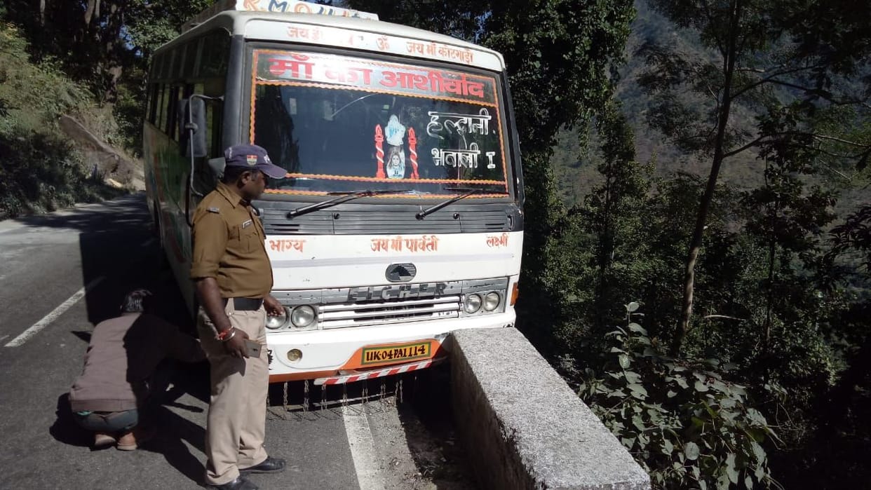 Kemu bus axle broken, surviving falling into the abyss