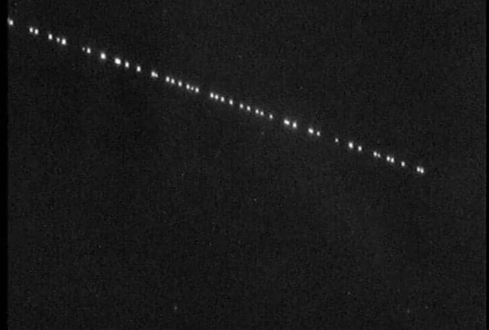 Satellite Train in space Amazing starlink Astronomical incidence 