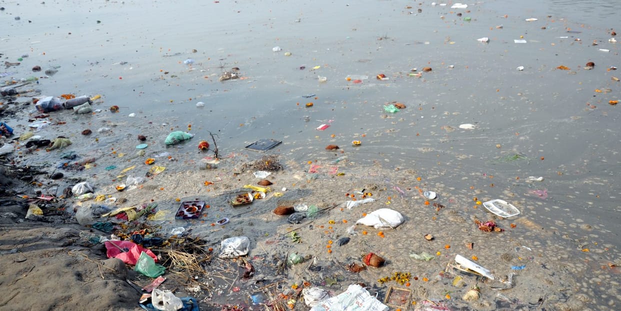 After the Kartik Purnima bath, a lot of dirt was found on the banks of Yamuna