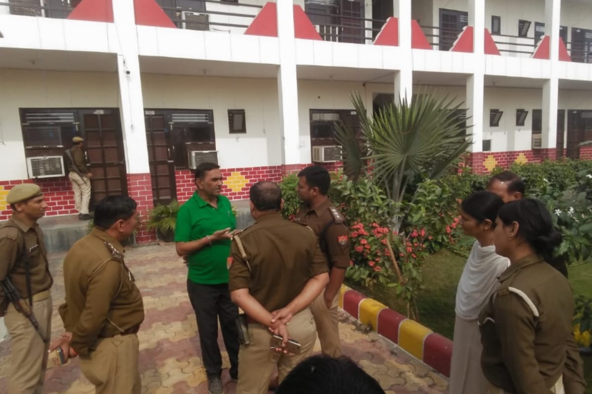 Meerut police raid in a hotel at Delhi-Dehradun highway, many couples found in offensive condition