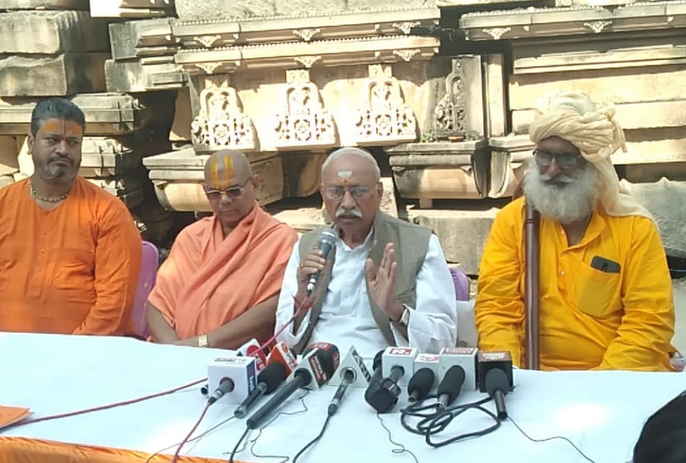 Vishwa Hindu Parishad Sanrakshak addressed media in Ayodhya over ram temple.