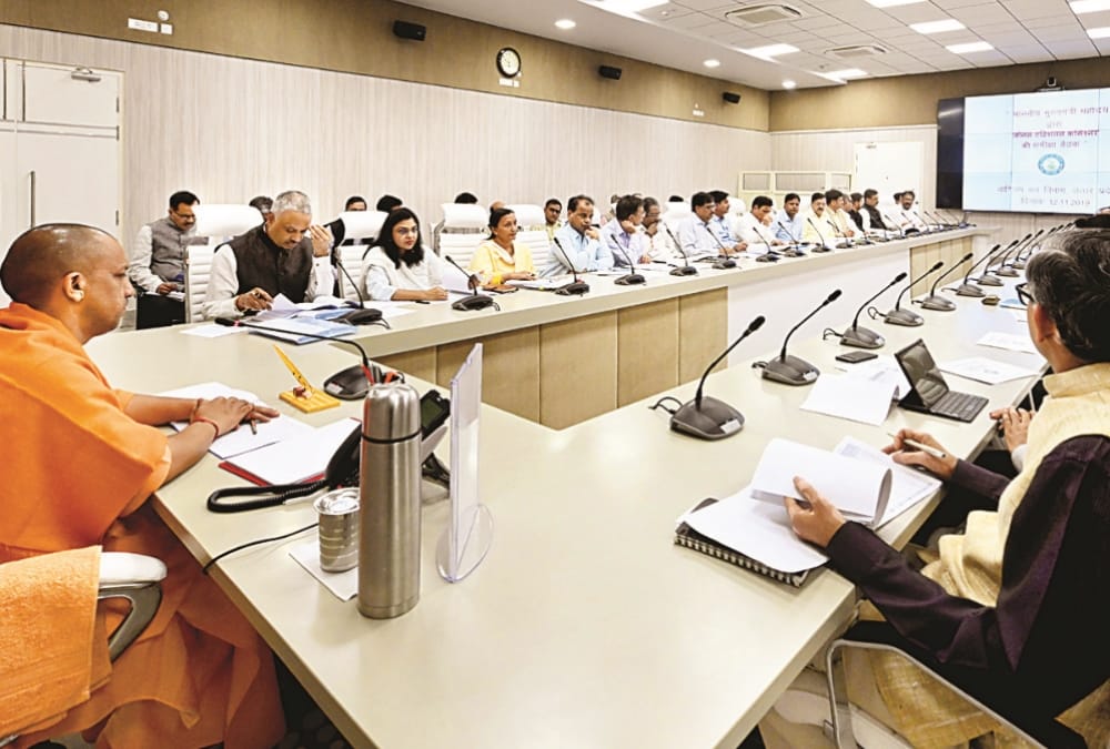 Yogi Adityanath meeting with commercial tax department officers.