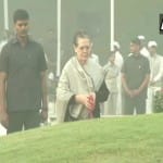 श्रद्धांजलि अर्पित करतीं सोनिया गांधी