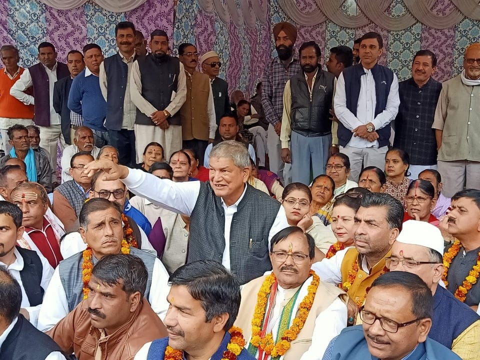 Congress leader harish rawat fast and protest for tehri dam privatisation in rishikesh