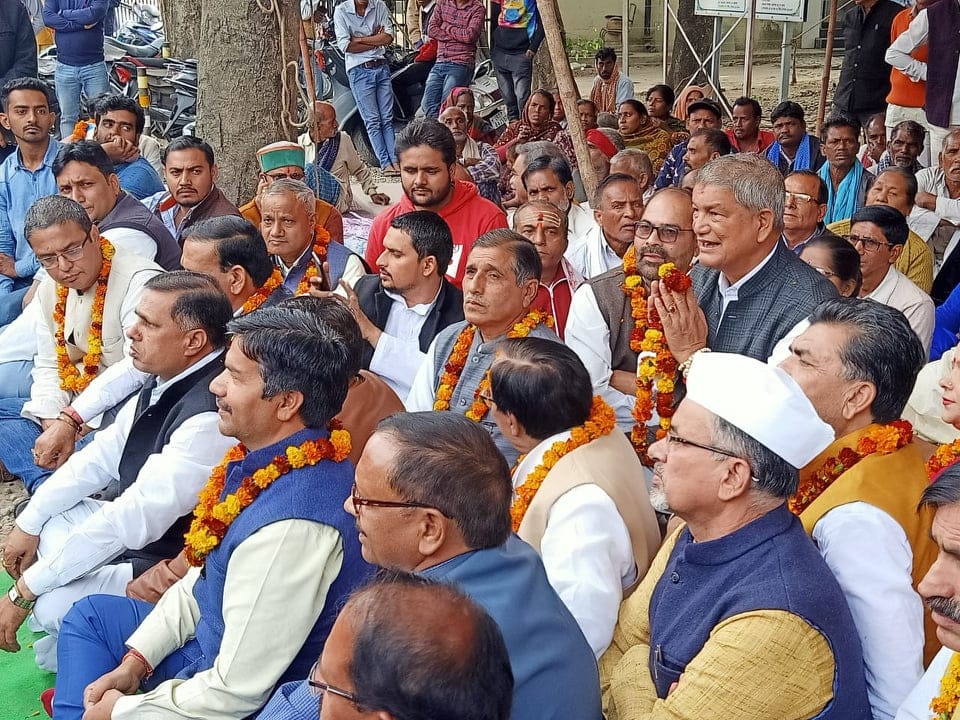 Congress leader harish rawat fast and protest for tehri dam privatisation in rishikesh