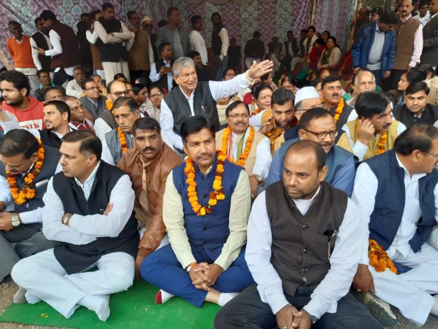 Congress leader harish rawat fast and protest for tehri dam privatisation in rishikesh