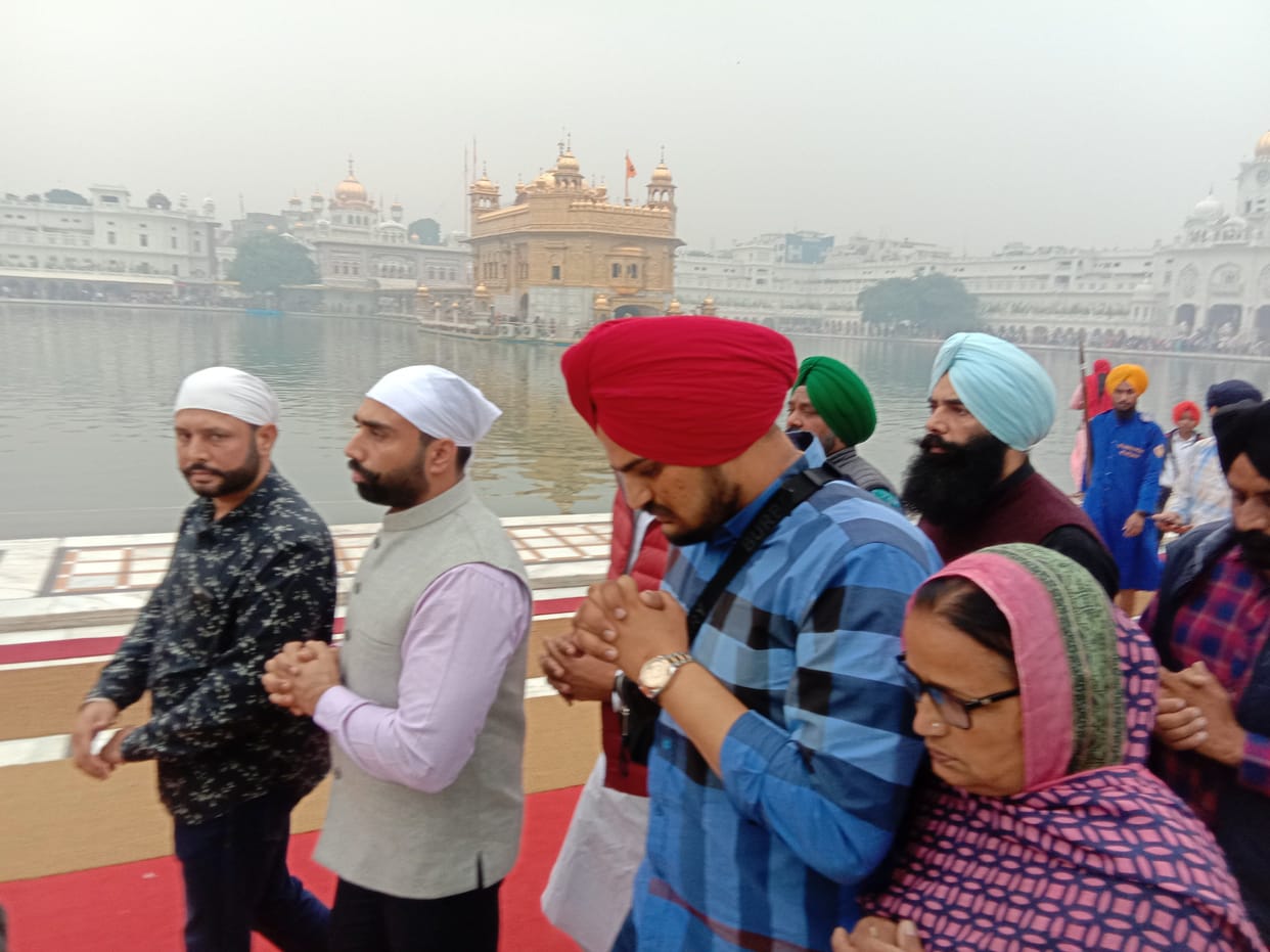 singer sidhu mussewala bowed in harmandir sahib
