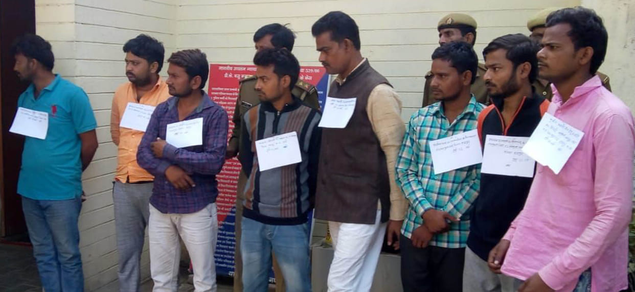 Eight arrested for extortion from sand trucks
