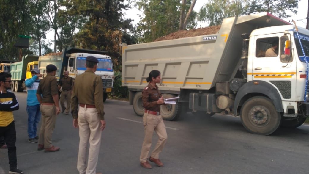 Four dumper seas in illegal mud dhulan