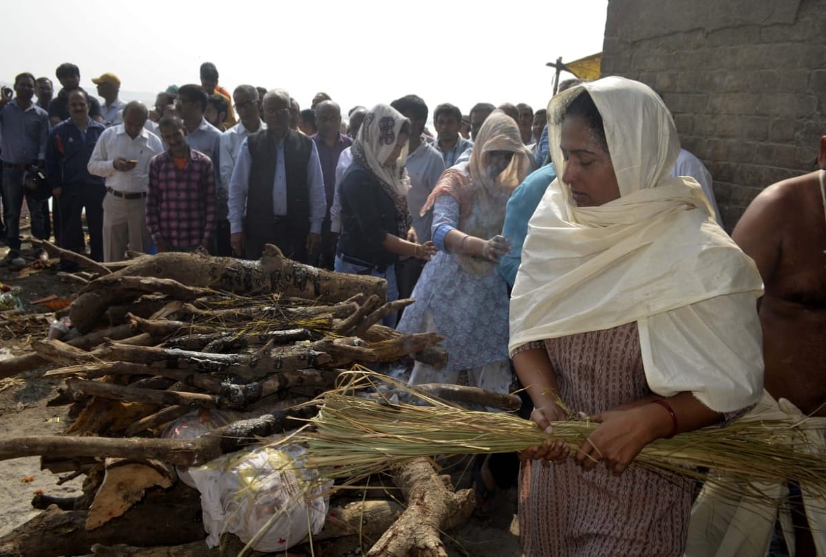 Four daughters performed last rites of her father in varanasi