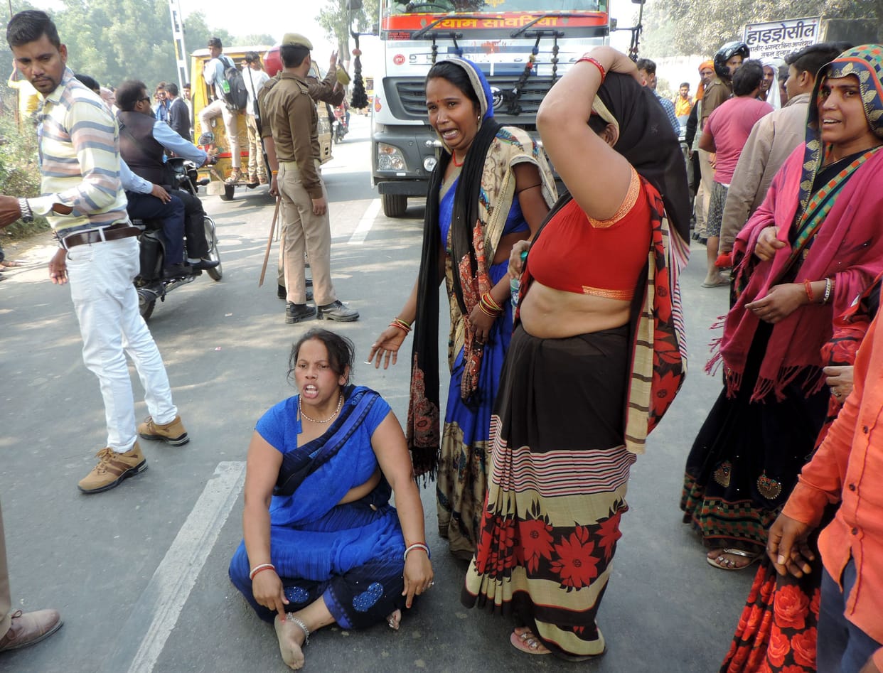 do trakon ke beech mein phansa gaard, dabane se huee maut