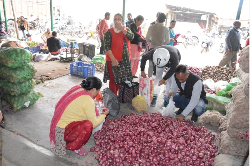 onion price hike in dehradun onion will get Rupees 48 per kg