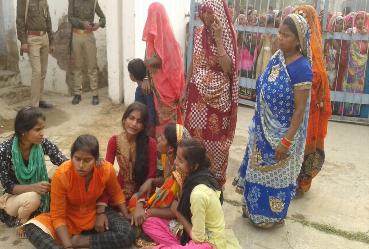 Farmer dies Due To High Voltage Current in Field Firozabad News