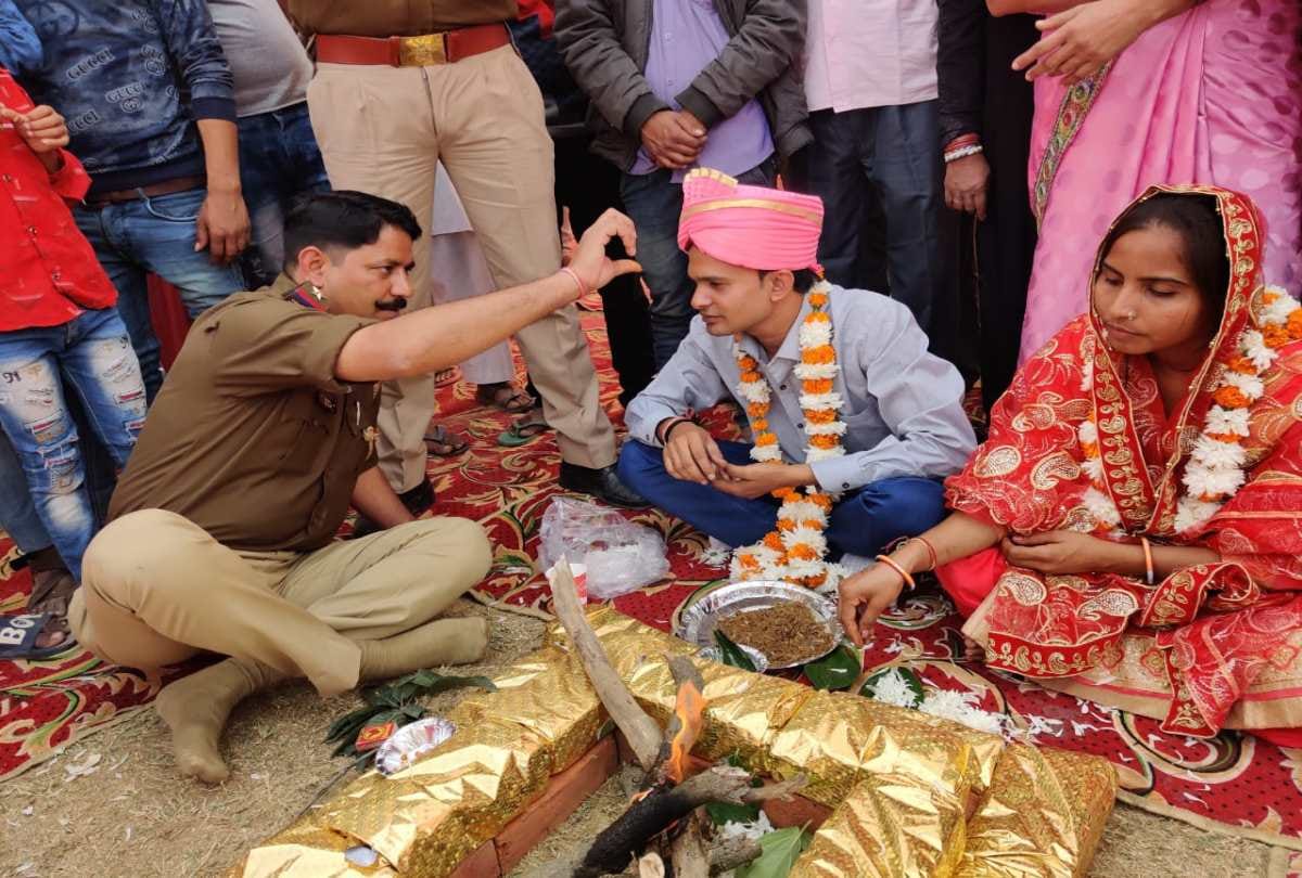 Inspector in charge initiates to chant wedding mantra for couple