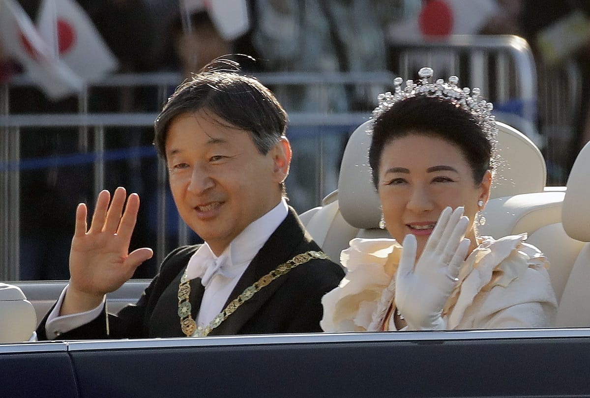 japanese emperor to spend night in dark room will have feast with goddess