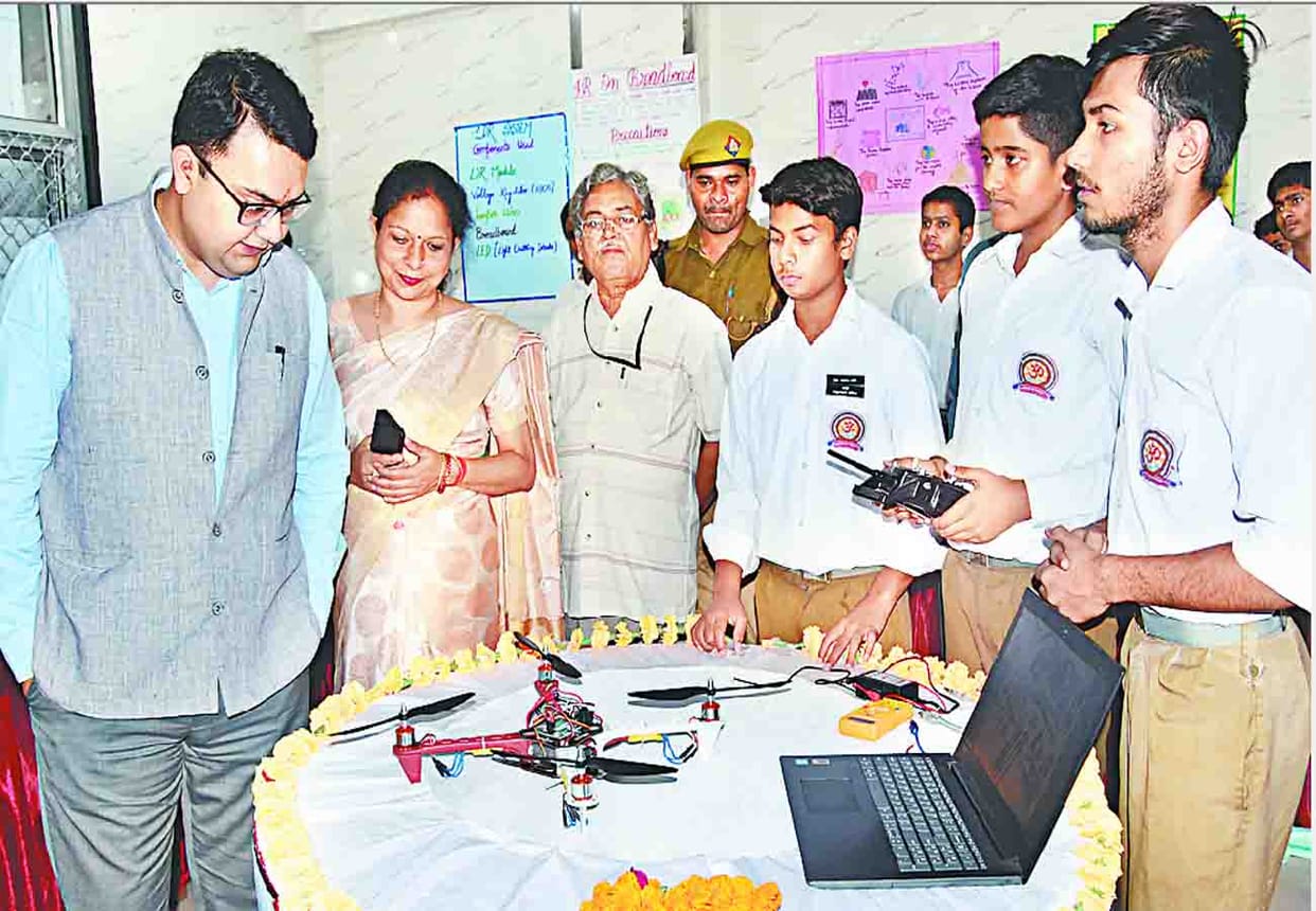 Students made drone in kanpur