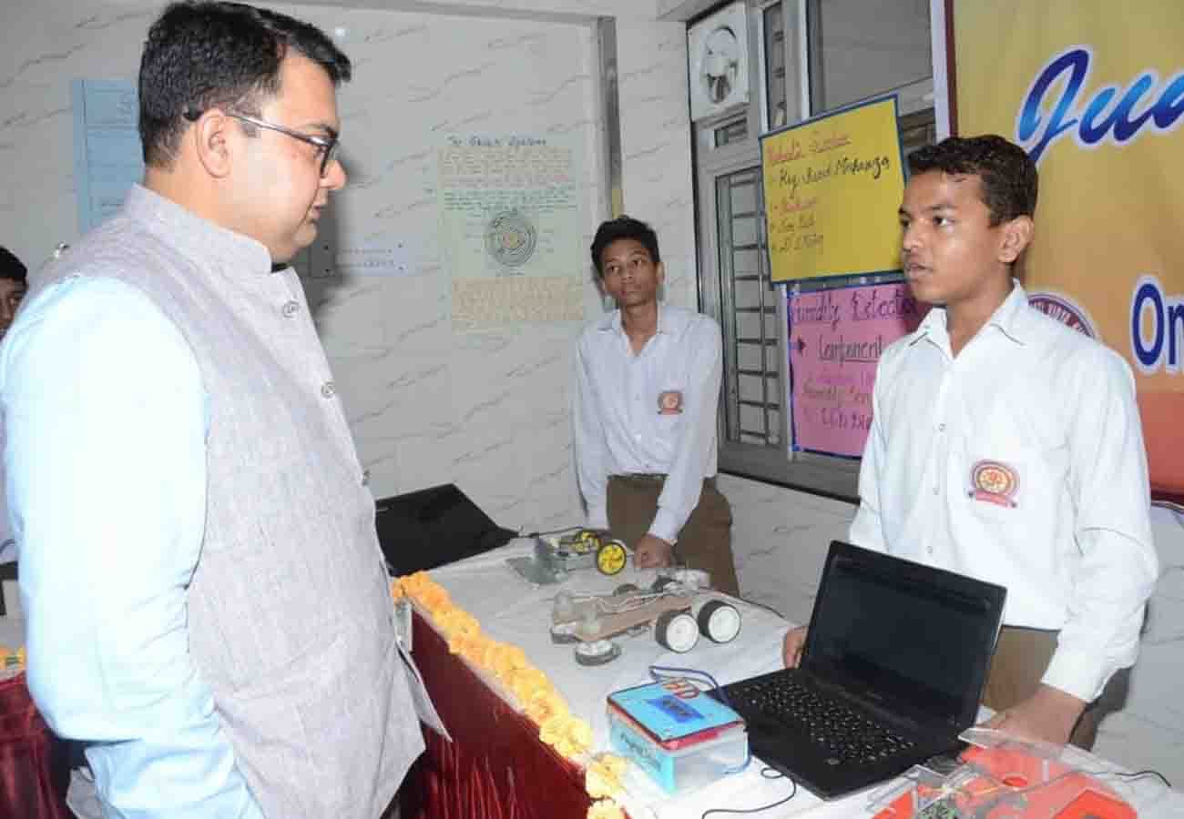 Students made drone in kanpur