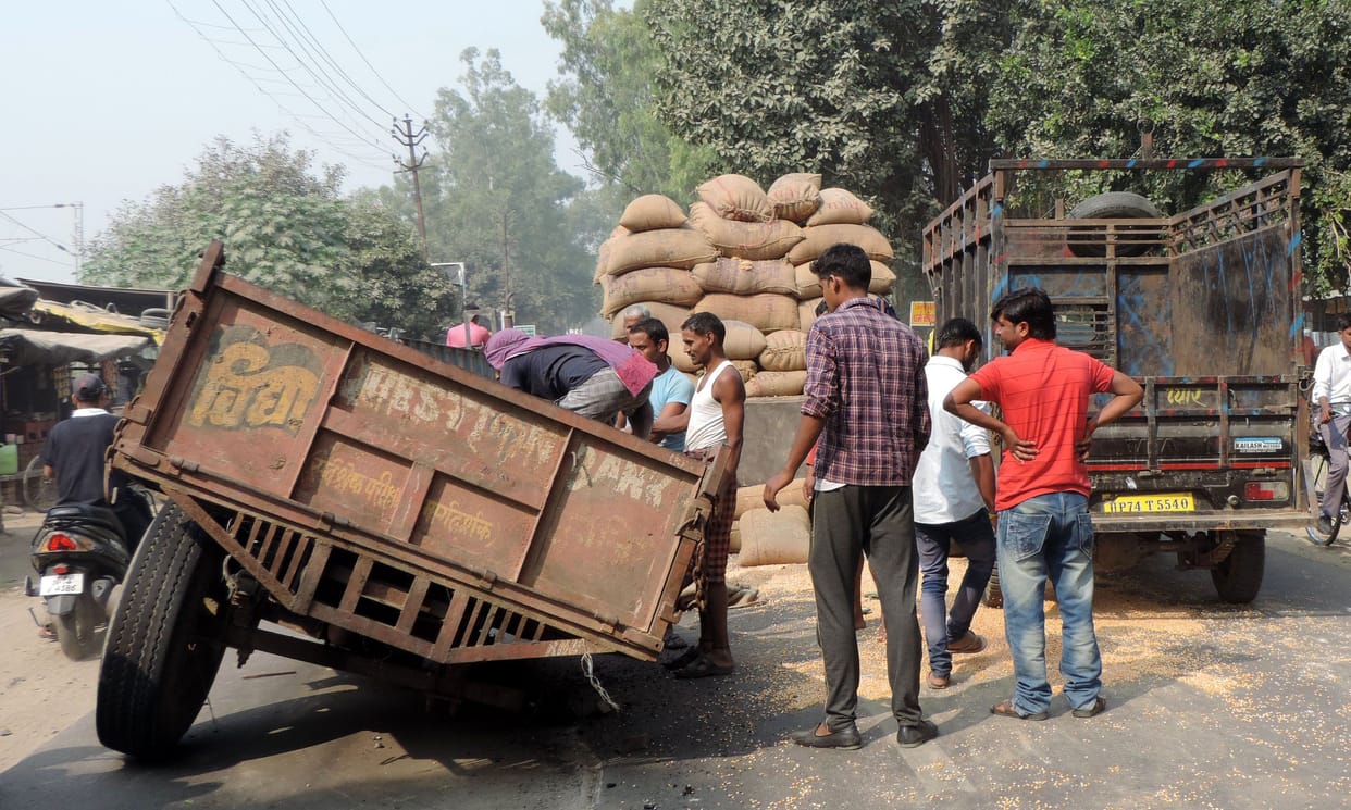anaaj ladee traiktar traalee palatee, do log ghaayal
