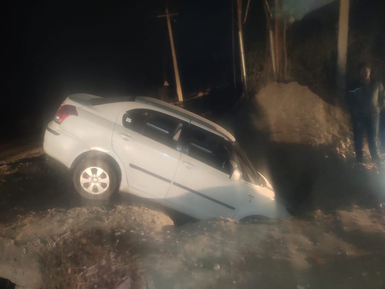 The car fell into the Rajwave in the wake of saving 85 rupees