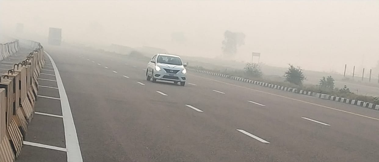 Vehicles will linger on the expressway due to fog haze