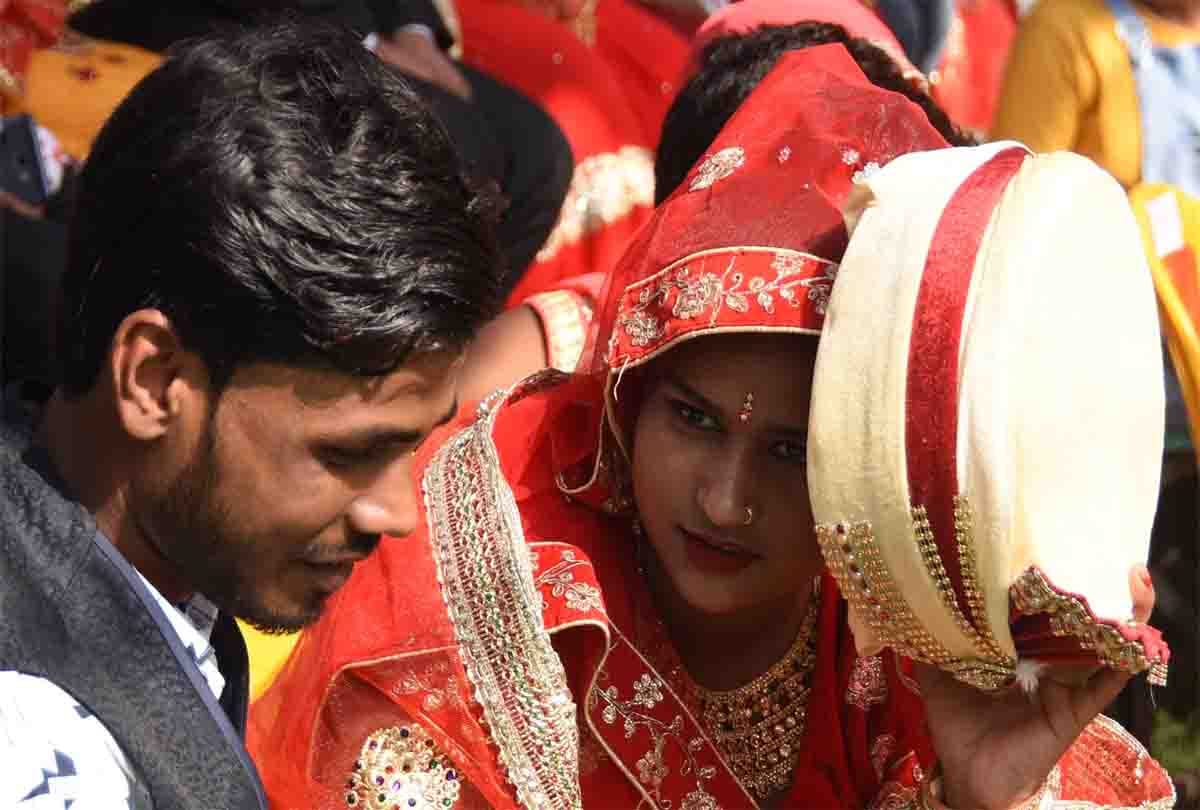 Muslim couple married to Hindu customs with Vedic mantras