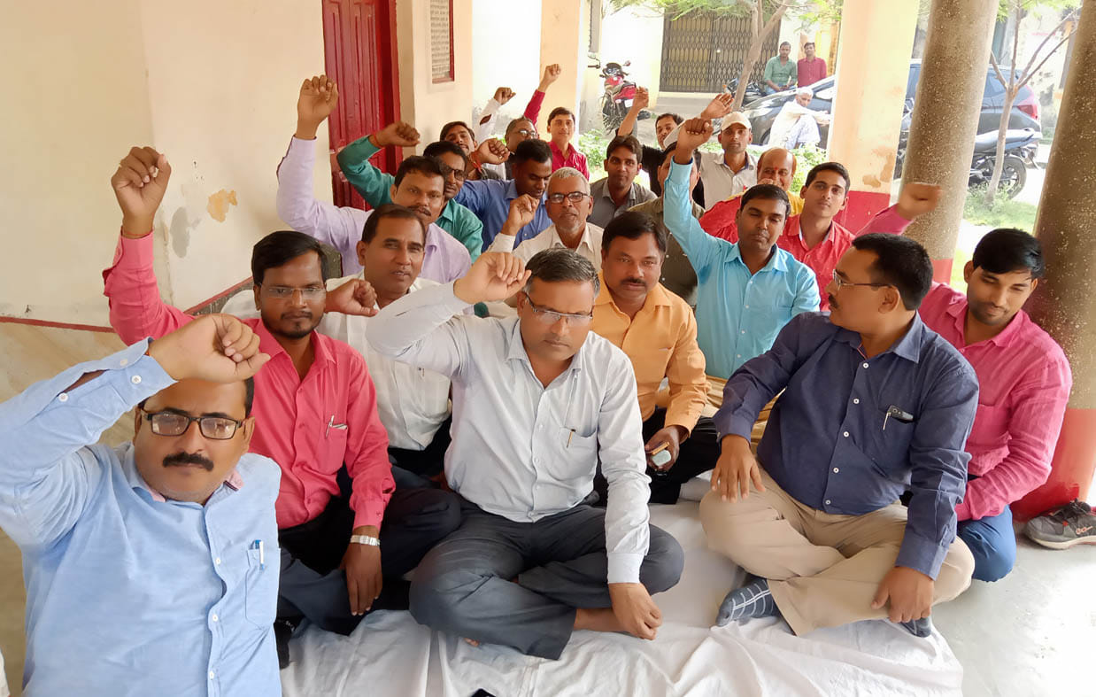 staged dharna against pf scam