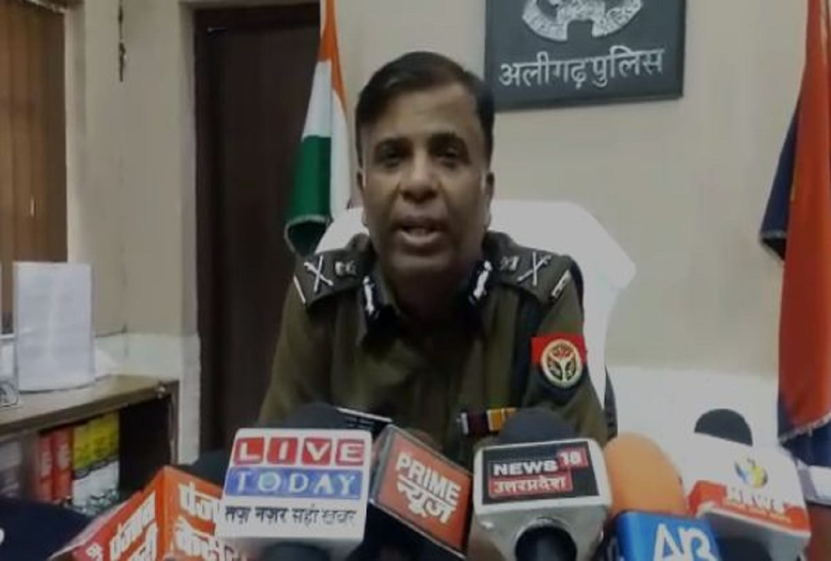 Agra ADG meets officers in Aligarh SP City office
