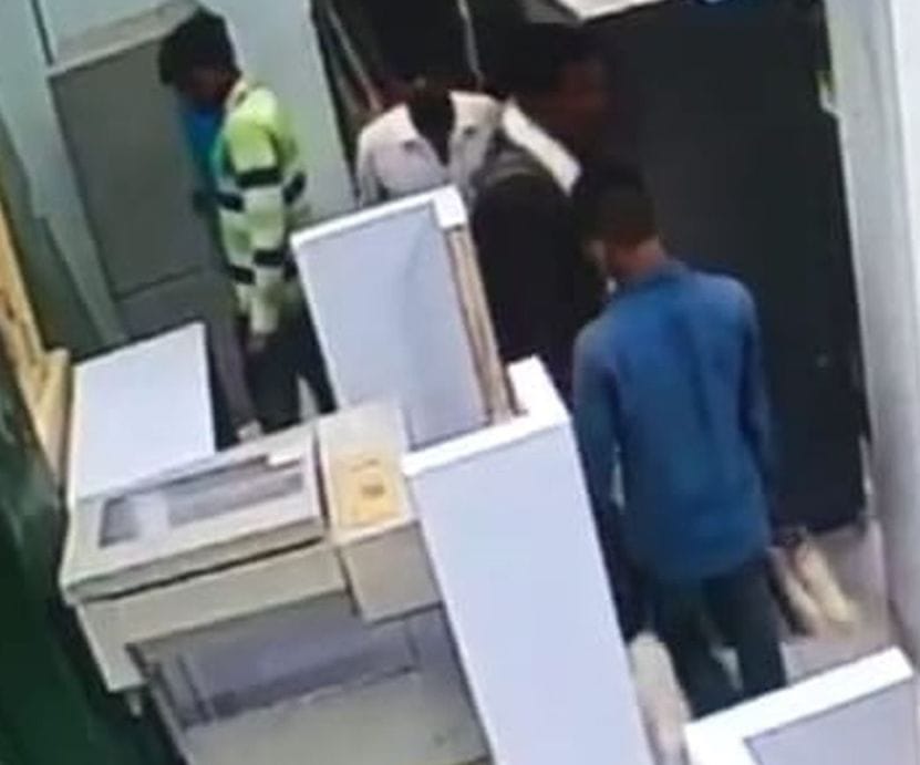 Petrol pump worker crosses seven lakh rupees from bank