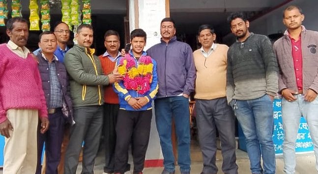The young man showed honesty by returning purse full of money