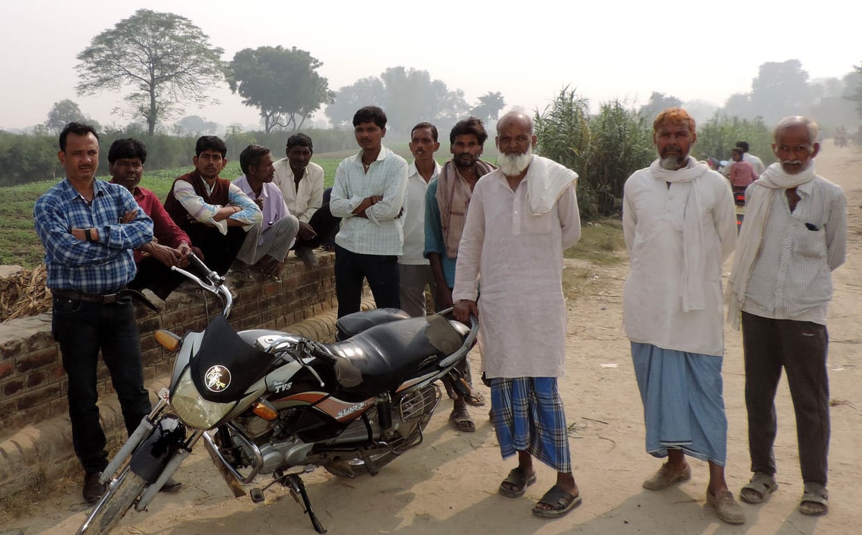 prataadana se tang yuvatee phaansee par jhoolee, premee shav naale mein phenkakar bhaaga