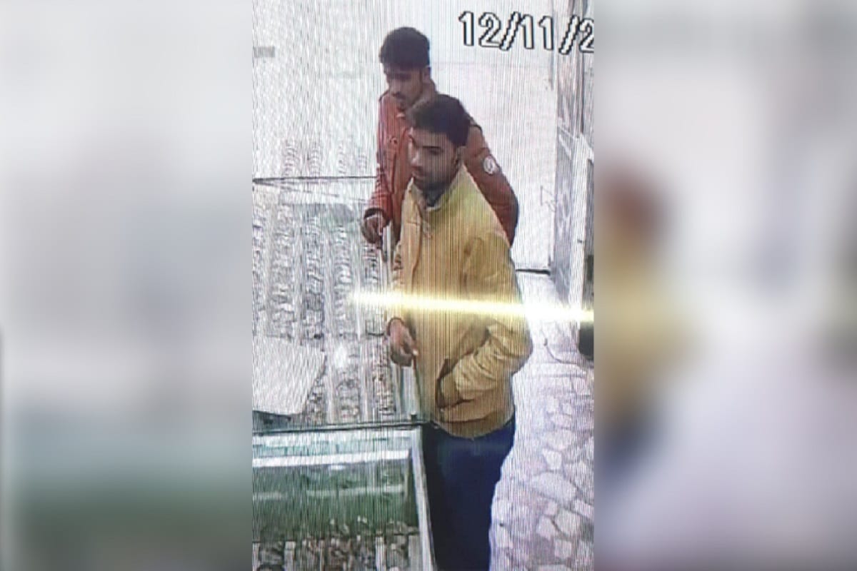 The crooks swindled Rs 2.17 lakh from retired army man by changing credit card in Meerut