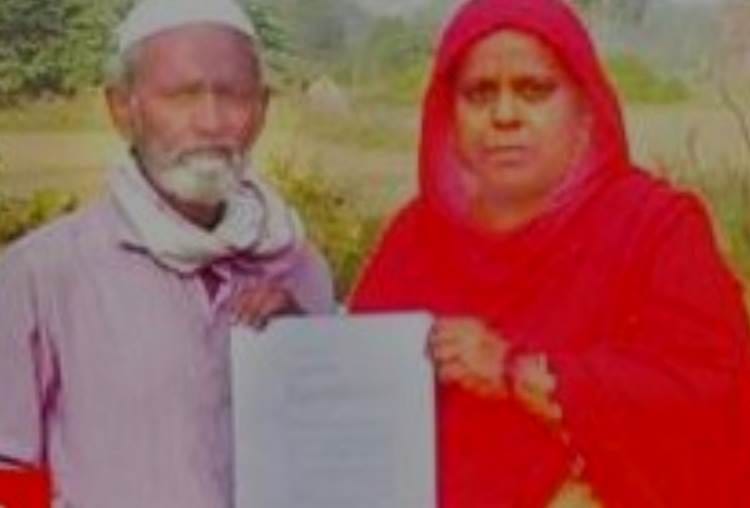 parents could not get check of salary of the deceased son from one and half years in goshainganj