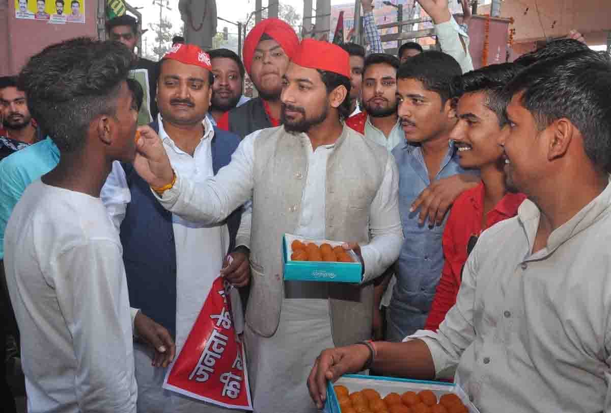 SP leaders protest against CM Yogi in Kanpur