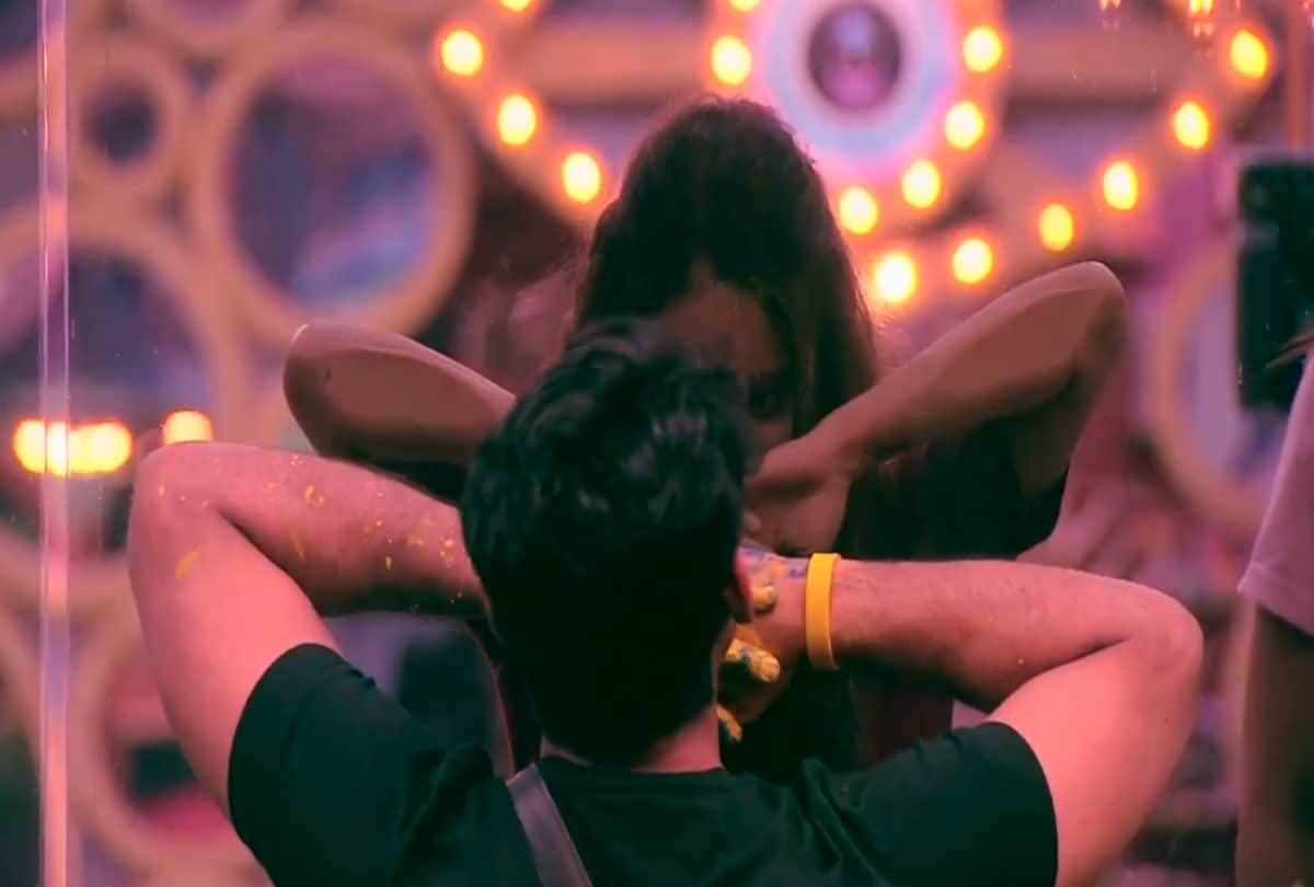 Bigg Boss 13 Siddharth Shukla Devoleena Bhattacharjee romance in front of housemates