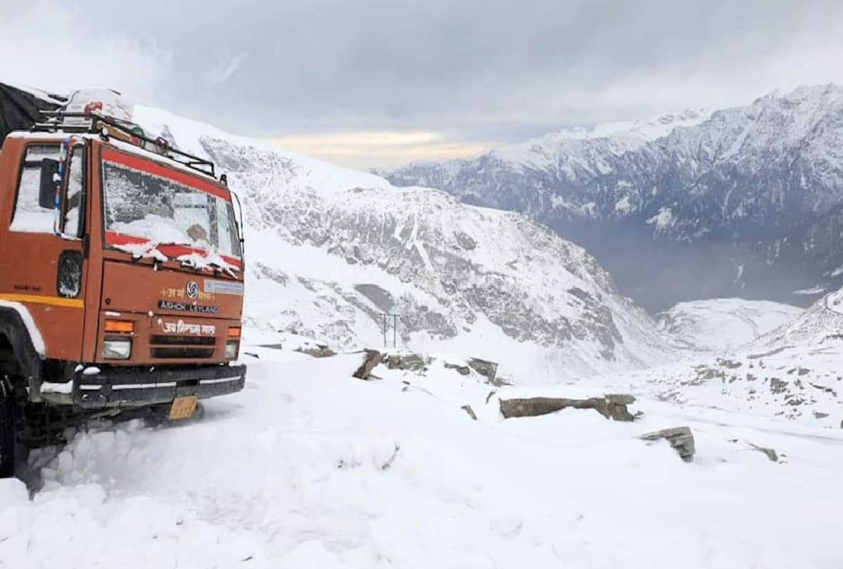 due to snowfall vehicular movement on Rohtang Pass officially closed for six months