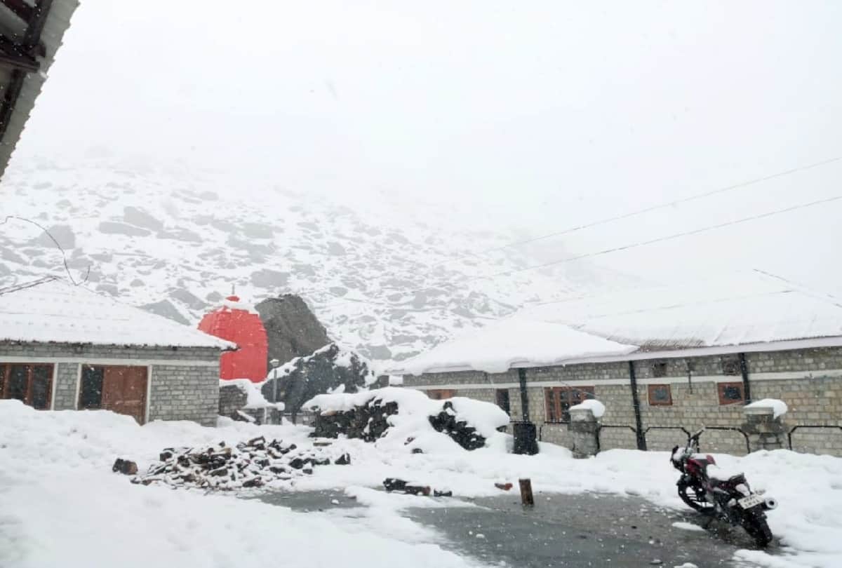 due to snowfall vehicular movement on Rohtang Pass officially closed for six months