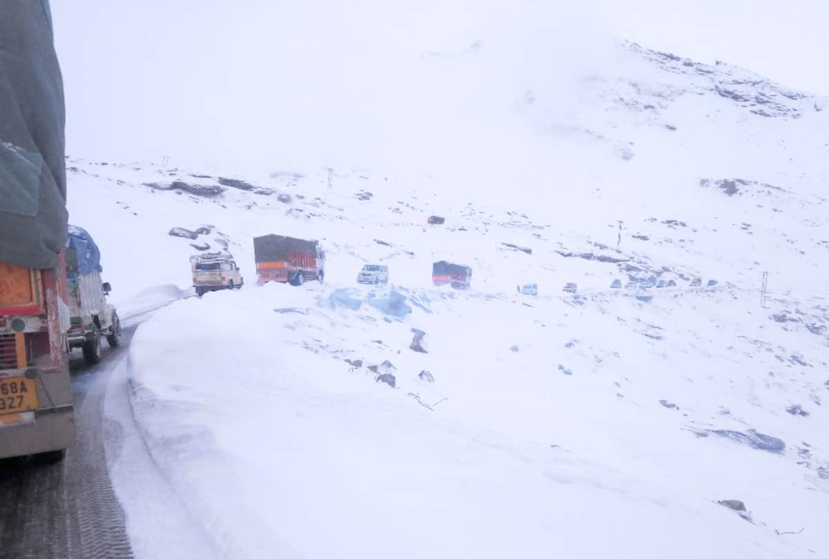 due to snowfall vehicular movement on Rohtang Pass officially closed for six months