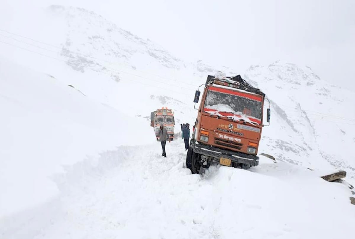 Snowfall on the mountains three thousand vehicles stranded on jammu srinagar highway