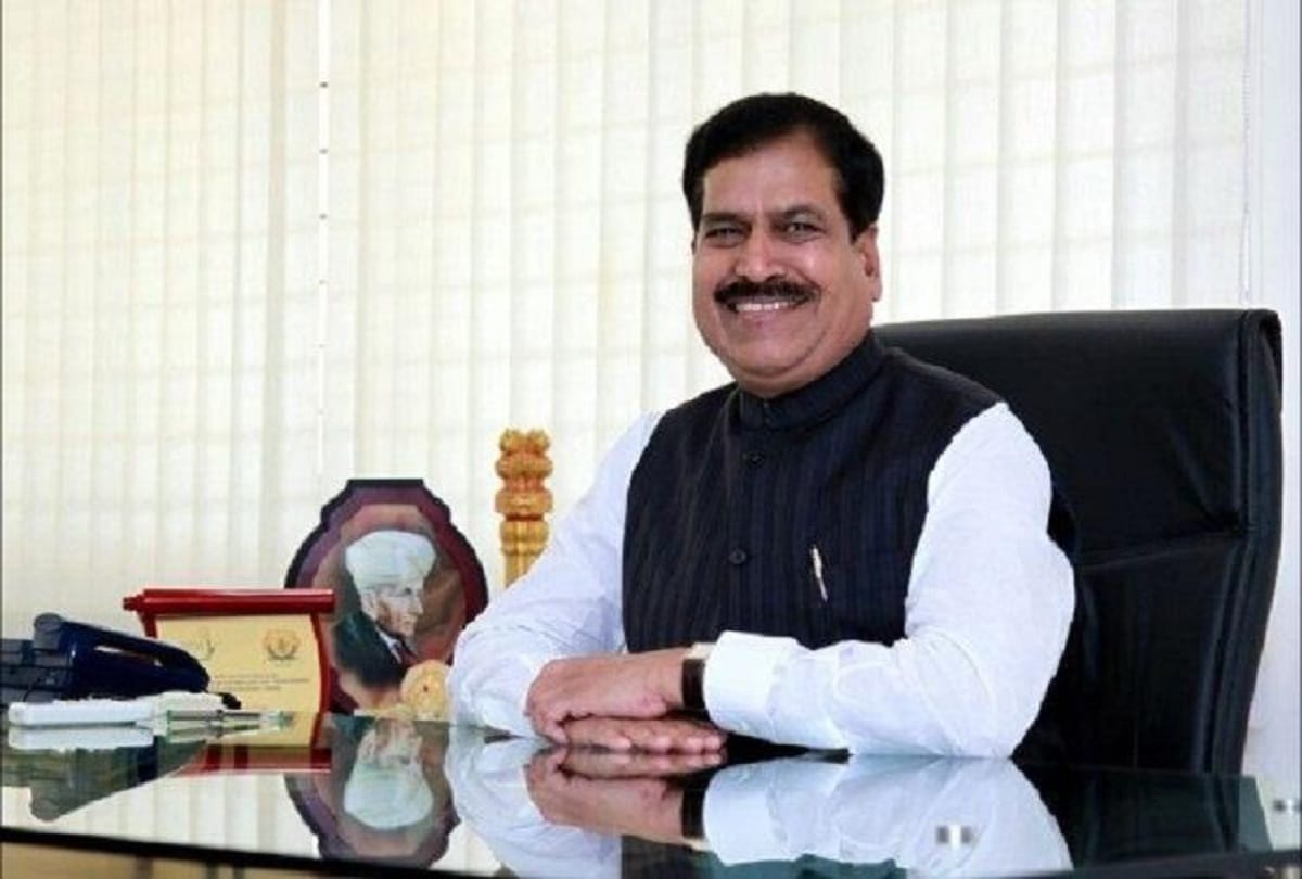 Those who damage railway property should be shot at sight : Suresh Angadi