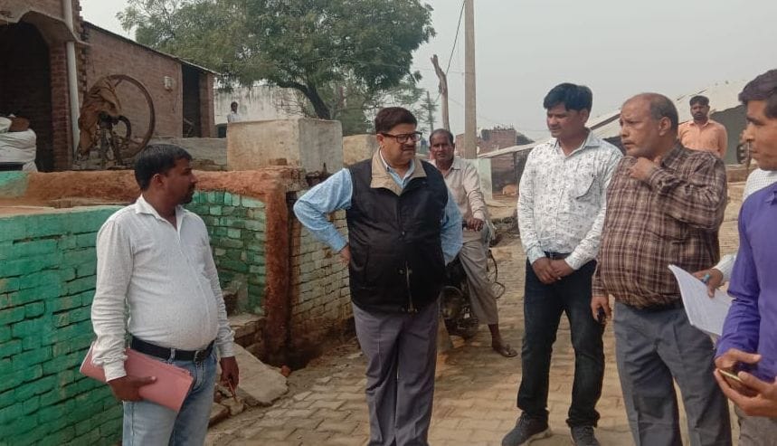 adhoore shauchaalay dekh upanideshak panchaayat ka chadha paara