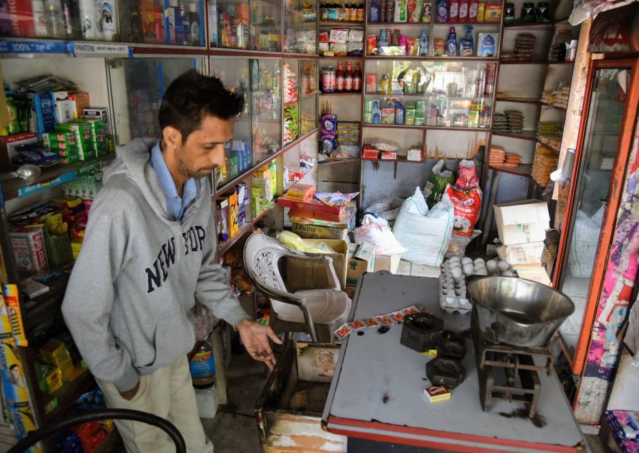Thieves flew 62 thousand rupees in cash and goods from two shops