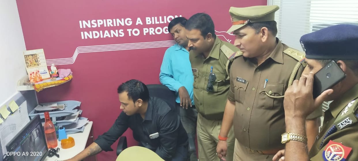 Robbery of 1.5 million by taking hostage at Axis Bank branch in Jaunpur