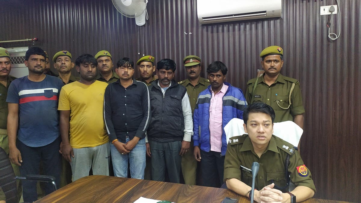 police arrested smuggler with truck scorpio recovered illegal liquor in chandauli