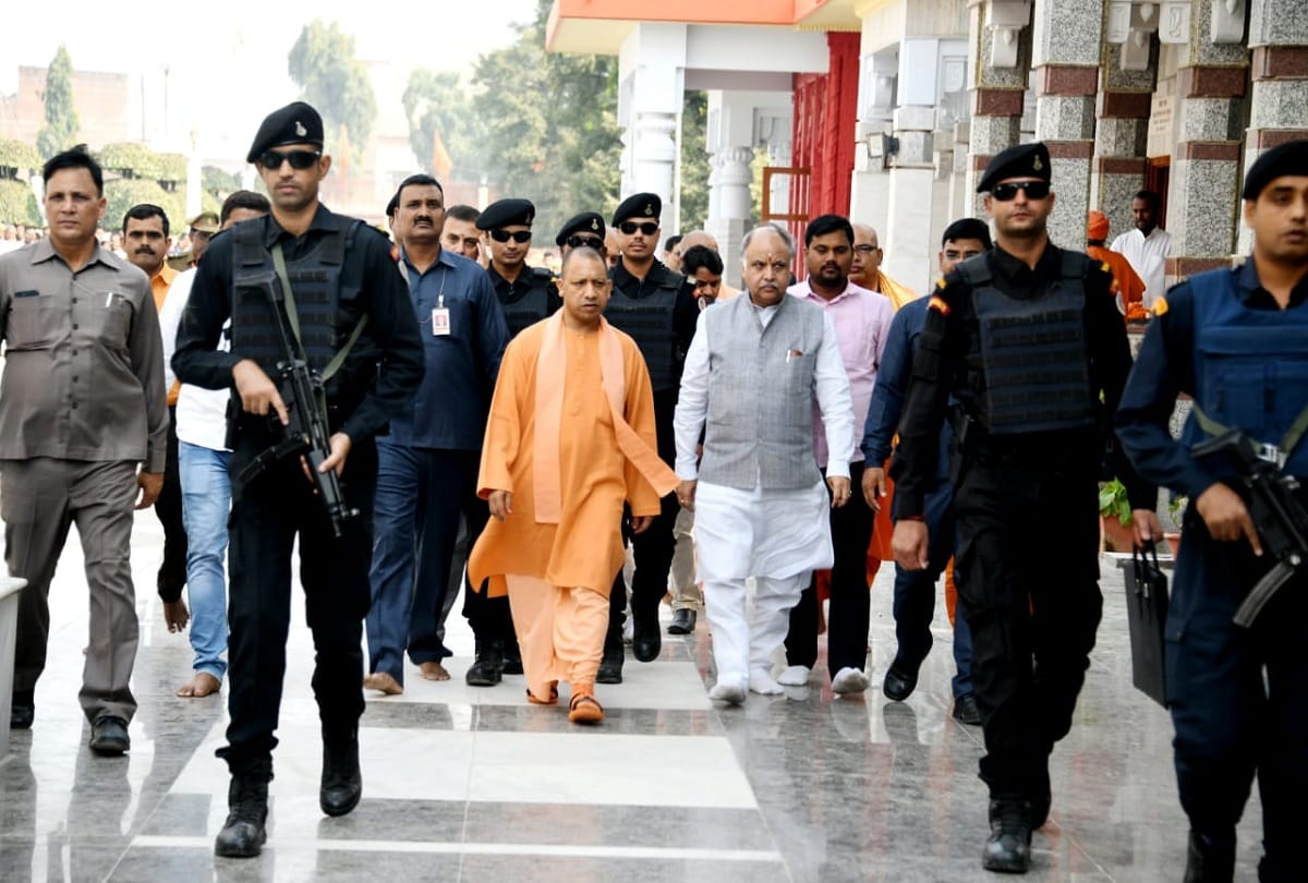 Chief Minister Yogi Adityanath reached Gorakhnath temple