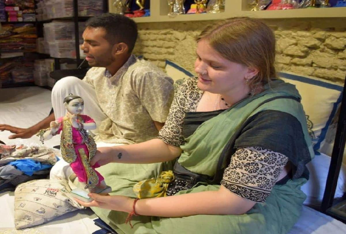 Devotees offering Woolen Clothes to Lord Krishna In Mathura