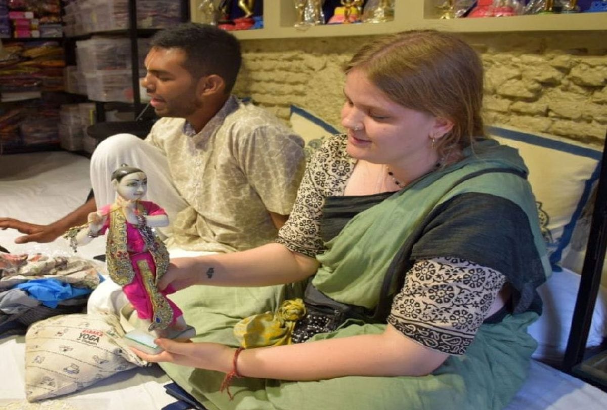 Devotees offering Woolen Clothes to Lord Krishna In Mathura