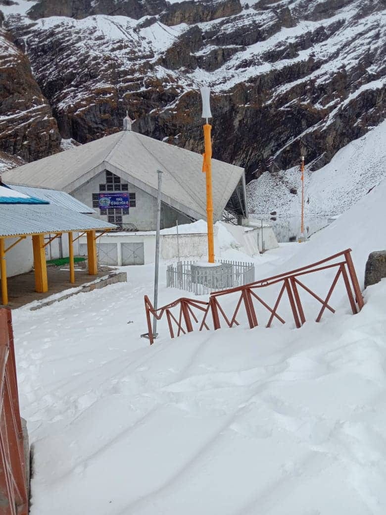 uttarakhand weather update snowfall in hemkund sahib