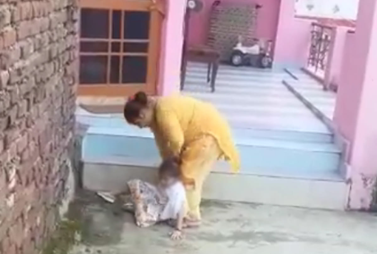 kathua minor girl beaten by her mother, father shooted video, video viral of beating child by women