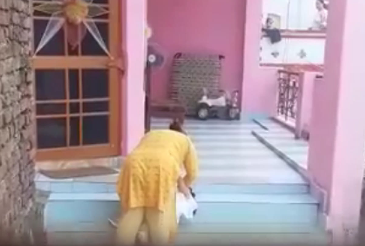 kathua minor girl beaten by her mother, father shooted video, video viral of beating child by women
